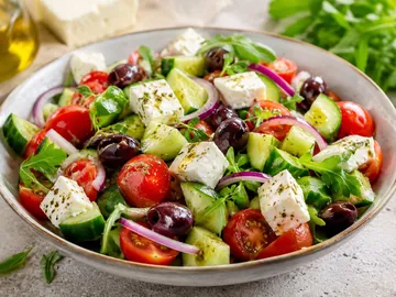 Salade grecque à la feta, olives, concombre, tomate et oignon rouge