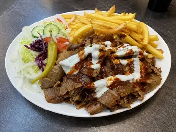 Assiette kebab avec frites, salade, pepperoni et sauce