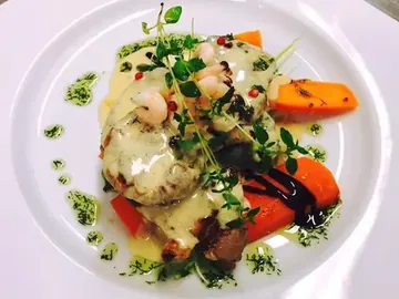 Assiette à la carte avec fruits de mer, herbes fraîches et sauce claire